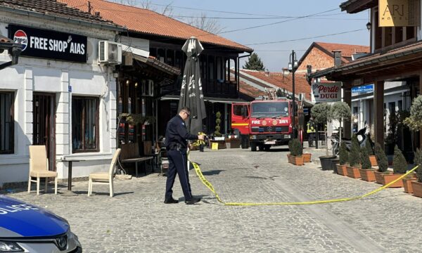Qendra e Çarshisë së Vjetër në Gjakovë e boshatisur pas vrasjes së mëngjesit – pamje nga vendi i ngjarjes