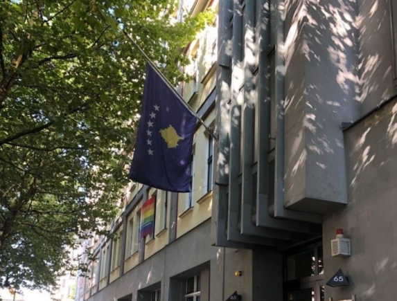 Vandalizohet Ambasada e Kosovës në Berlin me slogane shoviniste serbe, reagon MPJD
