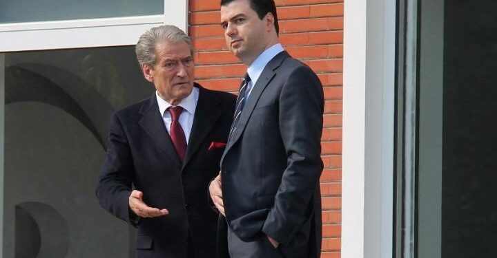 Basha dorëzohet përfundimisht, i jep Berishës faqen zyrtare të PD në “Facebook”