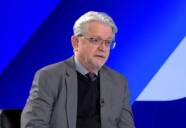 Gorani i ashpër: Fati i vendit varet nga një garniturë e kalamajve joseriozë