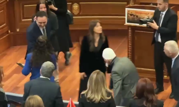 Konjufca shkon t’i flasë Osmanit në Kuvend, presidentja ia jep dorën kandidatit të LVV-së