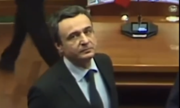 Momenti i ‘‘çuditshëm’’ i Kurtit mbrëmë, u ballafaqua “sy më sy” me kamerën e sigurisë në Kuvend