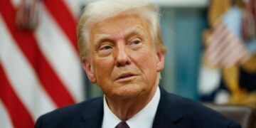 “Do të goditen edhe më fort se tani”, Leavitt: Trump nuk do të lejojë që Irani të bllokojë Ngushticën e Hormuzit