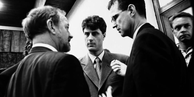 Selimi ndan foto të rralla të Thaçit pas kthimit nga Rambujeja, shihet në diskutim me Robin Cook