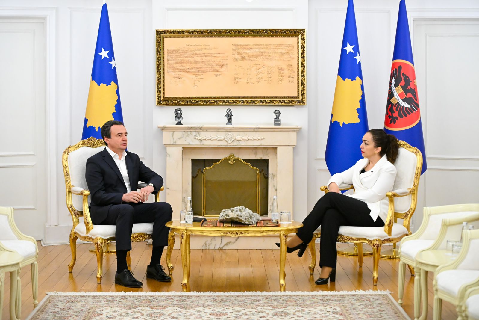 Osmani kërkoi një gur minerar të “Trepçës” për t’ia dhuruar presidentit Trump, Qeveria e Kurtit nuk ia dha – presidentja shkoi “duarthatë” në Bordin e Paqes