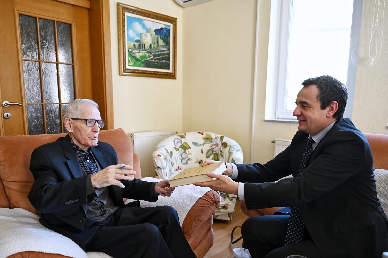Kryeministri vizitoi Mehmet Hajrizin: Demonstratat e ’81-shit, themel për luftën çlirimtare
