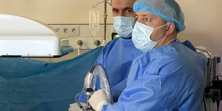 Realizohet për herë të parë në QKUK intervenimi për trajtimin e gurëve të mëdhenj në veshka