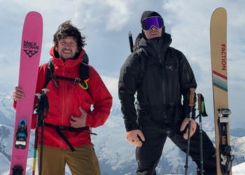 Dy kosovarë skijojnë për herë të parë në Majën e Shenjtë të Shkëlzenit