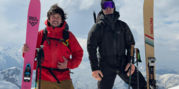 Dy kosovarë skijojnë për herë të parë në Majën e Shenjtë të Shkëlzenit