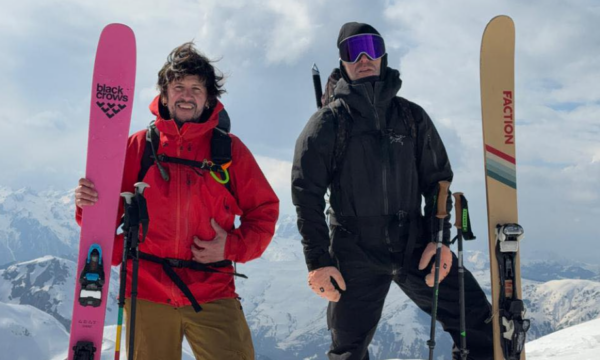 Dy kosovarë skijojnë për herë të parë në Majën e Shenjtë të Shkëlzenit