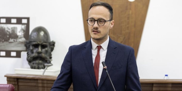 Stërvitjet ushtarake pranë kufirit me Kosovën, reagon Alban Hyseni: Shqetësuese e provokuese për qytetarët tanë