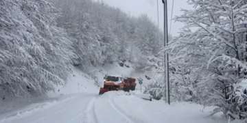 Bora bllokon kétë rrugë në Kosovë