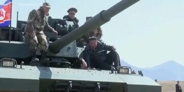 Vajza e Kim Jong-un drejtoi një tank me ushtarë, babai e vëzhgonte me krenari- dalin pamjet