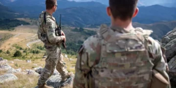 Kurti alarmoi për ushtrimet e parashutistëve afër kufirit, KFOR: Ishim të njoftuar nga ushtria serbe, s’janë kërcënim për sigurinë