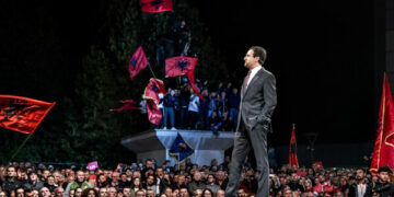 Analisti: Kurti e VV-ja e dëshirojnë qytetarin sa më të varfër, që pastaj t’ia blejnë votën me nga 100 euro lëmoshë