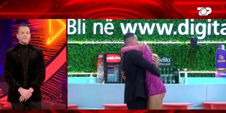 Brikenën e “tradhton” fustani, zbulon aksidentalisht të pasmet