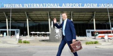 “Gjithë të mirat Kosovë”, ambasadori i BE’së publikon fotografi nga aeroporti pasi përfundoi mandatin