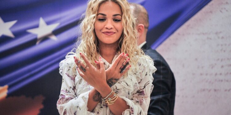 “Forca Kosova, Forca Shqipëria”/ Rita Ora mbështet shqipet në Botëror