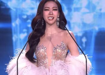 Incident i çuditshëm, missit i bien dhëmbët gjatë organizimit live