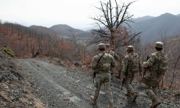 Ushtarët amerikanë ruajnë kufirin e Kosovës, KFOR publikon pamje nga patrullimi i sotëm