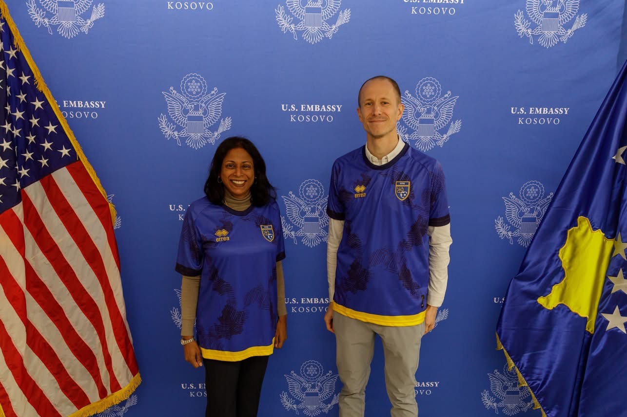 Ambasada e SHBA-së mesazh lojtarëve: Të gjithë ne po ju mbështesim – luani fort dhe bëjeni Kosovën krenare