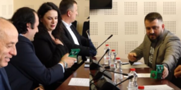 Ukë Rugova u shpërndan çokollata deputetëve në komisionin parlamentar – kjo është arsyeja