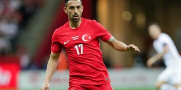 Futbollisti turk flet për fishekzjarret: Na motivuan, s’e njohin kombin turk