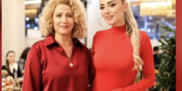 Shkurte Fejza me të bijën si motra binjake, shkëlqejnë në të kuqe