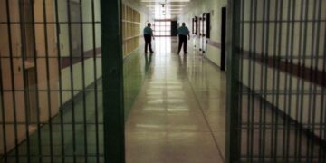 Tentojnë t’i fusin 5 telefona në Qendrën e Paraburgimit në Mitrovicë, i kap Policia