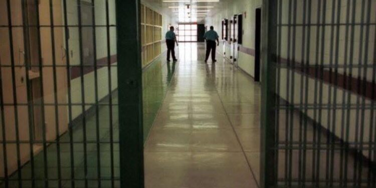 Tentojnë t’i fusin 5 telefona në Qendrën e Paraburgimit në Mitrovicë, i kap Policia