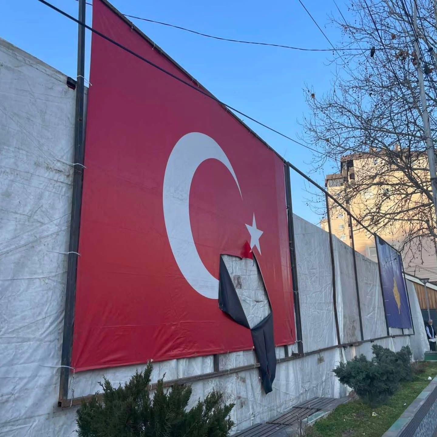 Partia Turke në Mitrovicë dënon dëmtimit e flamurit turk në tendën e iftareve: Përgjegjësit të vihen para drejtësisë!