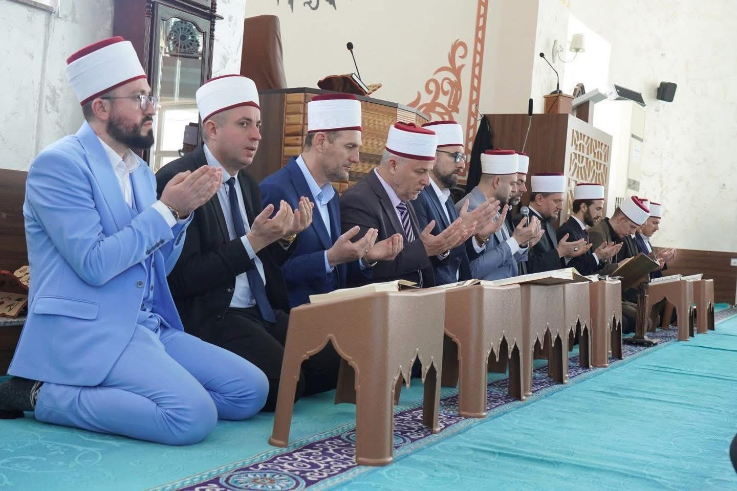 Në Skenderaj mbahet tribunë fetare dhe këndohet hatme për familjen Jashari dhe dëshmorët