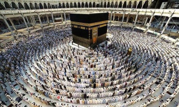 Reperi i njohur kosovar udhëton drejt Mekës për të kryer Umren