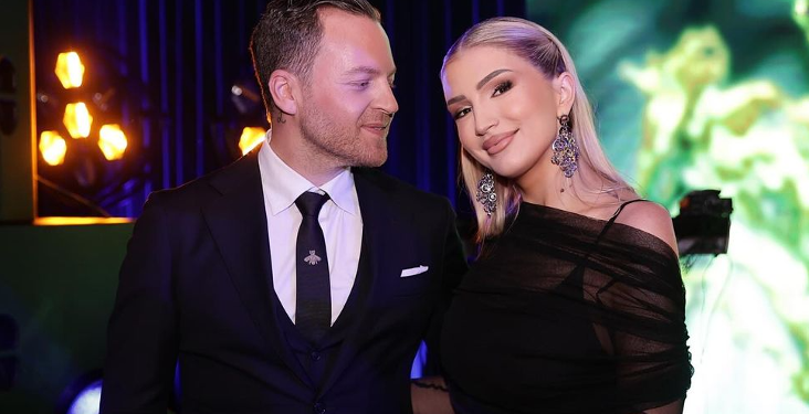 Sara Hoxha shfaq mbështetje për Ledion Liçon, hedh poshtë zërat për ndarje