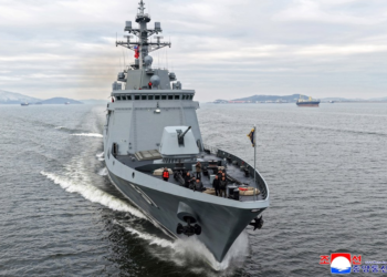 Kim Jong un lundron me shkatërruesin e tij të ri