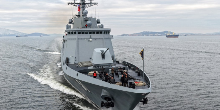 Kim Jong un lundron me shkatërruesin e tij të ri