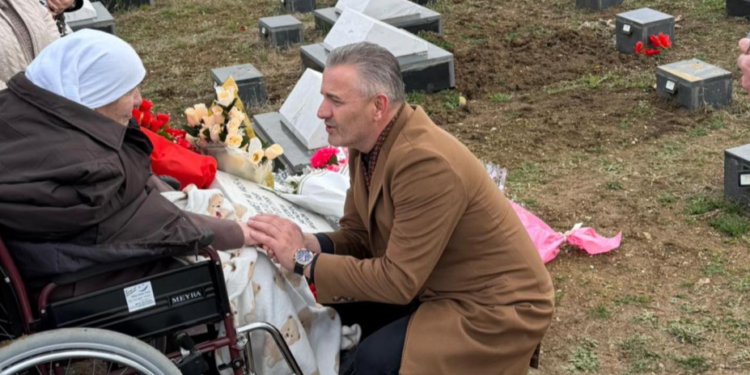 Bekim Jashari bën homazhe për dëshmorin Muhamet Musliu në 27 vjetorin e rënies heroike