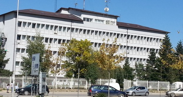 Një grua sulmon policen brenda stacionit policor në Ferizaj