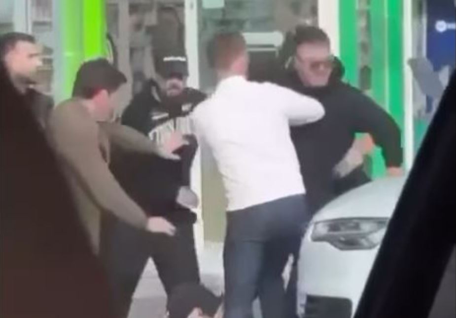 Dalin pamjet: Momenti kur Burim Pacolli sulmohet nga Mossi me shokë