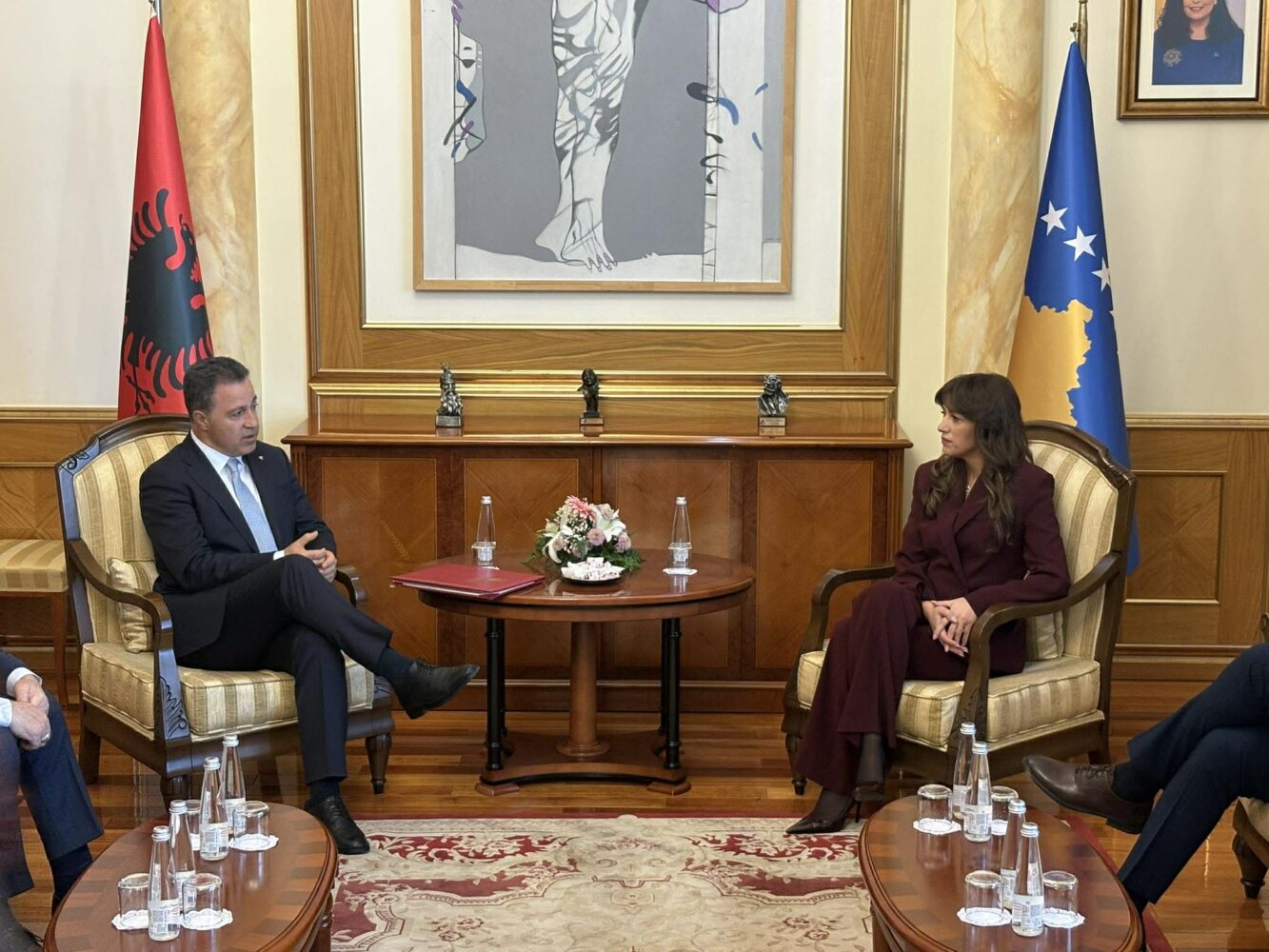 Kryeparlamentarja Haxhiu pret në takim homologun shqiptar, Niko Peleshi