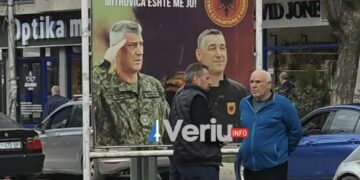 Qytetarët e Mitrovicës po e mbrojnë posterin e Thaçit dhe Veselit nga rrënimi nga pushteti i Faton Pecit (VIDEO)