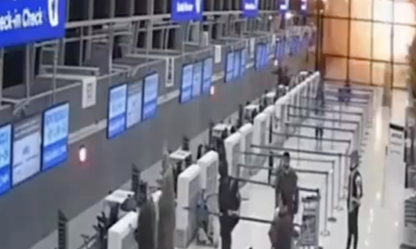 Shikoni momentin e sulmit në aeroportin e Dubait, në një sekondë u bë kaos i plotë