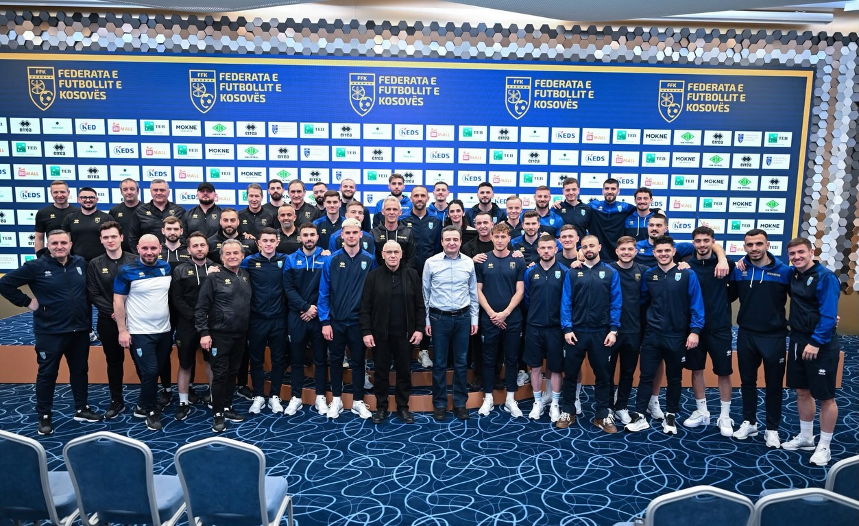 Kurti viziton Kombëtaren para ndeshjes me Turqinë: Përmes jush Kosova në sytë e mbarë njerëzimit