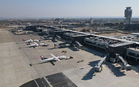 Fluturimet misterioze mes Tel Avivit dhe Beogradit ngrenë dyshime për transport armësh