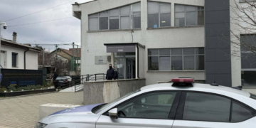 Policia zbarkon në ARBK, punëtorët nuk lejohet të lëvizin