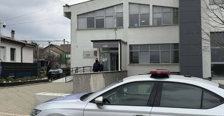 Policia zbarkon në ARBK, punëtorët nuk lejohet të lëvizin