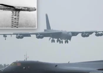 Aeroplani i “ditës së gjykimit” shihet përsëri duke fluturuar ulët mbi Kaliforni — ndërsa tensionet me Iranin rriten ndjeshëm