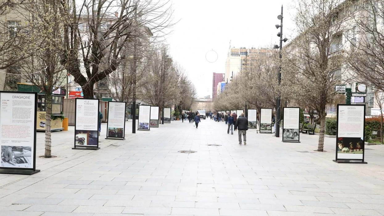 Pas reagimeve, sot largohet nga sheshi ekspozita “Masakrat në Kosovë 1998–1999”