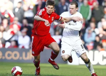 Rooney e cilëson Gerrardin mesfushorin më të kompletuar në histori të Ligës Premier