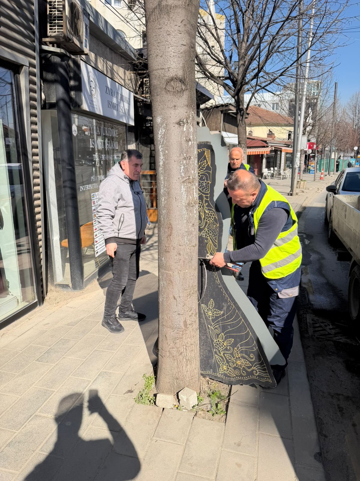 Inspektorati me aksion në Prishtinë për largimin reklamave pa leje nga hapësirat publike